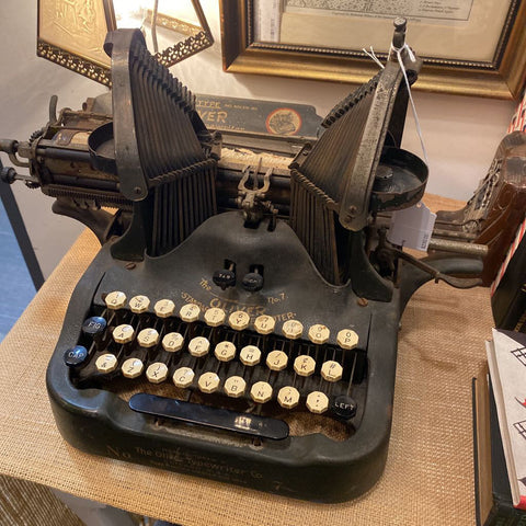Vintage Oliver #7 bat wing Typewriter as found