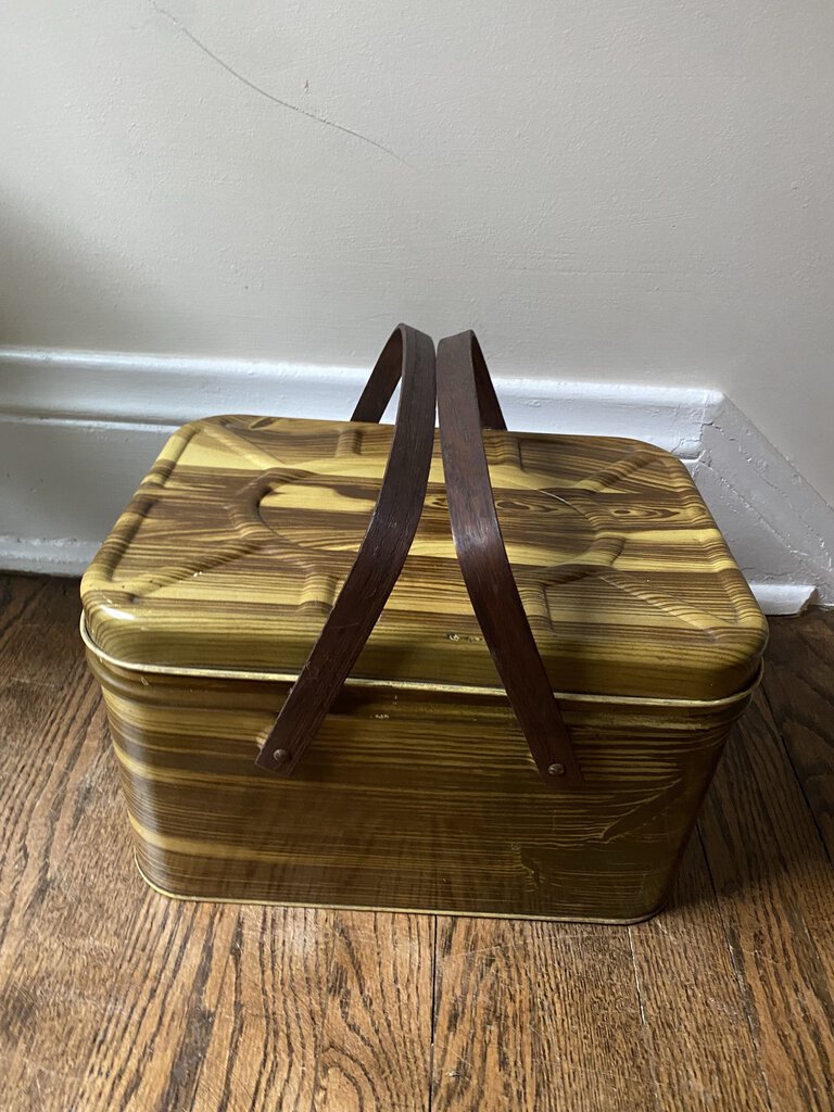 Metal Picnic Wood Grain Basket W1530