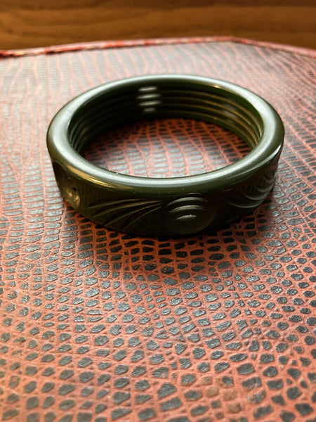 Vintage hunter green carved Bakelite bracelet