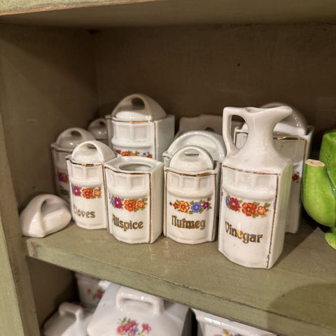 Child's spice set white floral 9 pc