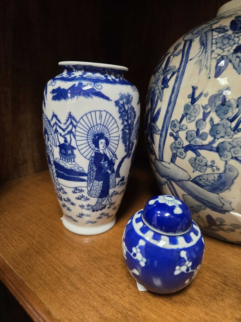 Blue & white made in Japan vase 4 x 6.5