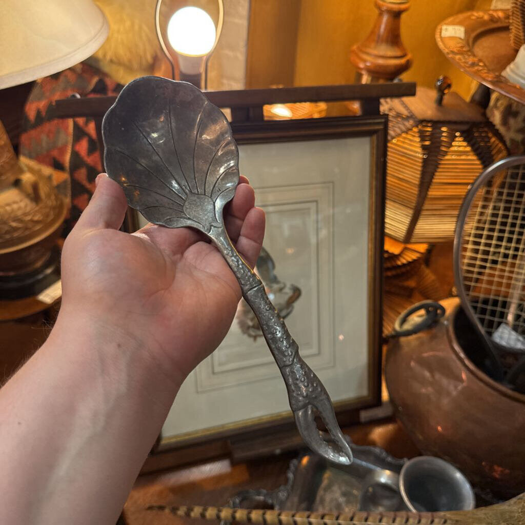 Lobster claw spoon server