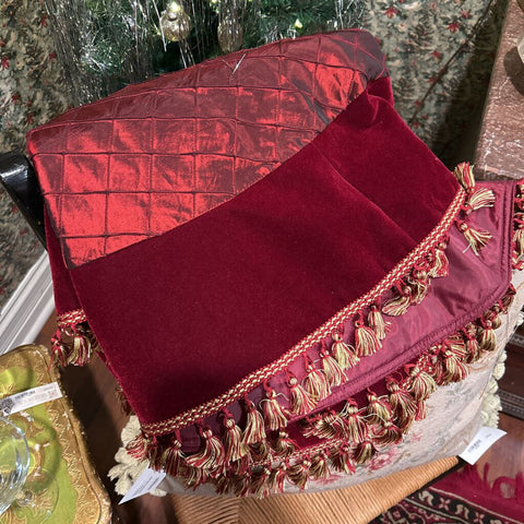 CHRISTMAS TREE SKIRT