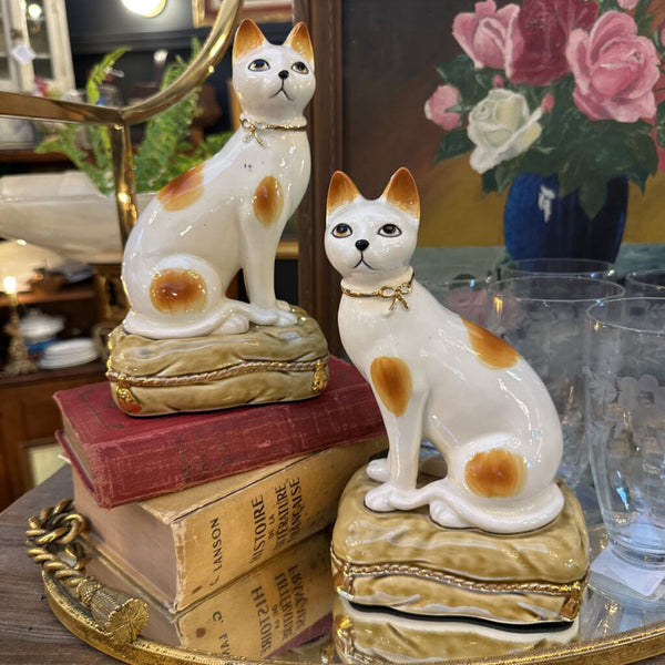 VINTAGE PAIR STAFFORDSHIRE STYLE CAT ON PILLOW. ANDREA BY SADEK FOR CARSON PIRIE SCOTT8 1/2"H