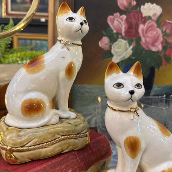 VINTAGE PAIR STAFFORDSHIRE STYLE CAT ON PILLOW. ANDREA BY SADEK FOR CARSON PIRIE SCOTT8 1/2"H