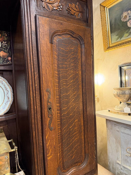 French Provincial Louis XV style Solid carved oak Buffet Hutch w/ KEY