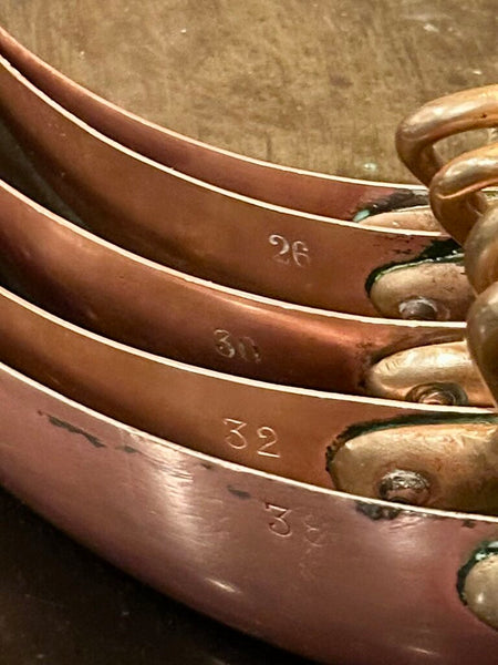 SET OF (5) EUROPEAN OVAL COPPER AU GRATIN / FISH PANS with brass handles. 24cm, 26cm, 30cm, 32cm and 38cm.
