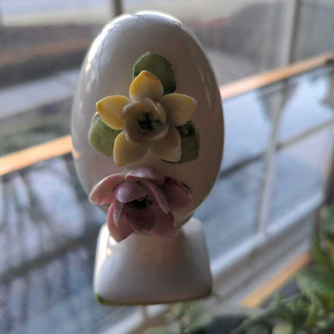 Vintage Ceramic Egg w/flowers 4 inches