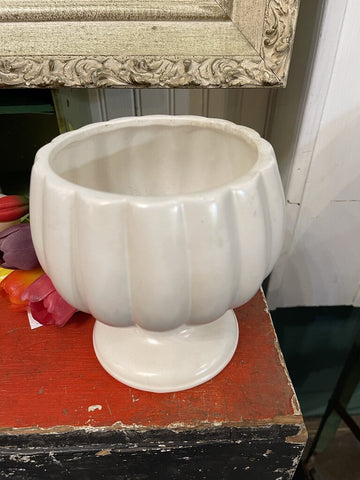 Jens Fresh Vintage ~ Vintage McCoy matte footed flower pot-vase
